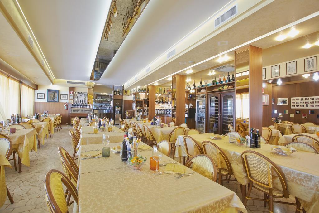 Hotel Sara Каорле Екстер'єр фото